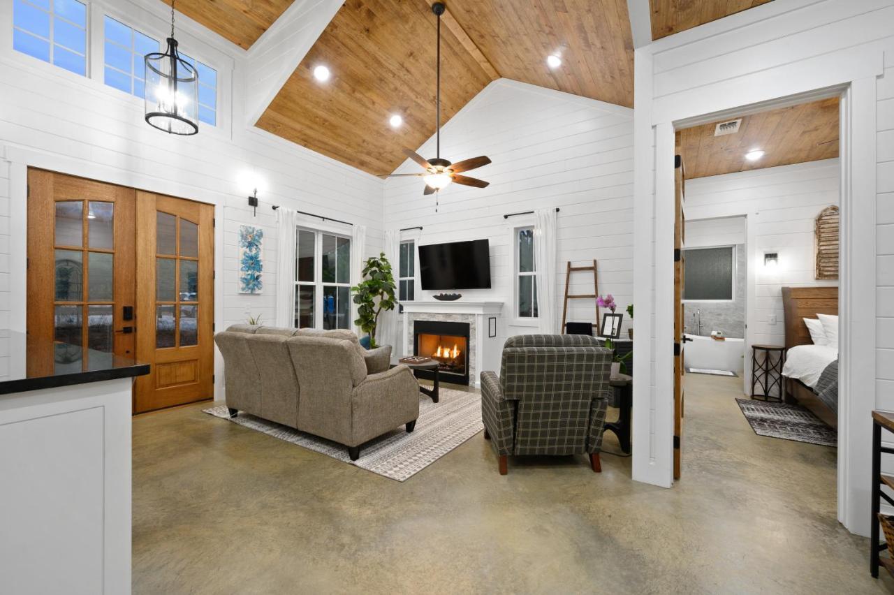 Bella Luna Cabin - Cozy Farmhouse Cabin, Private Deck, Swing Set, Fire Pit, Hot Tub Villa Broken Bow Exterior foto