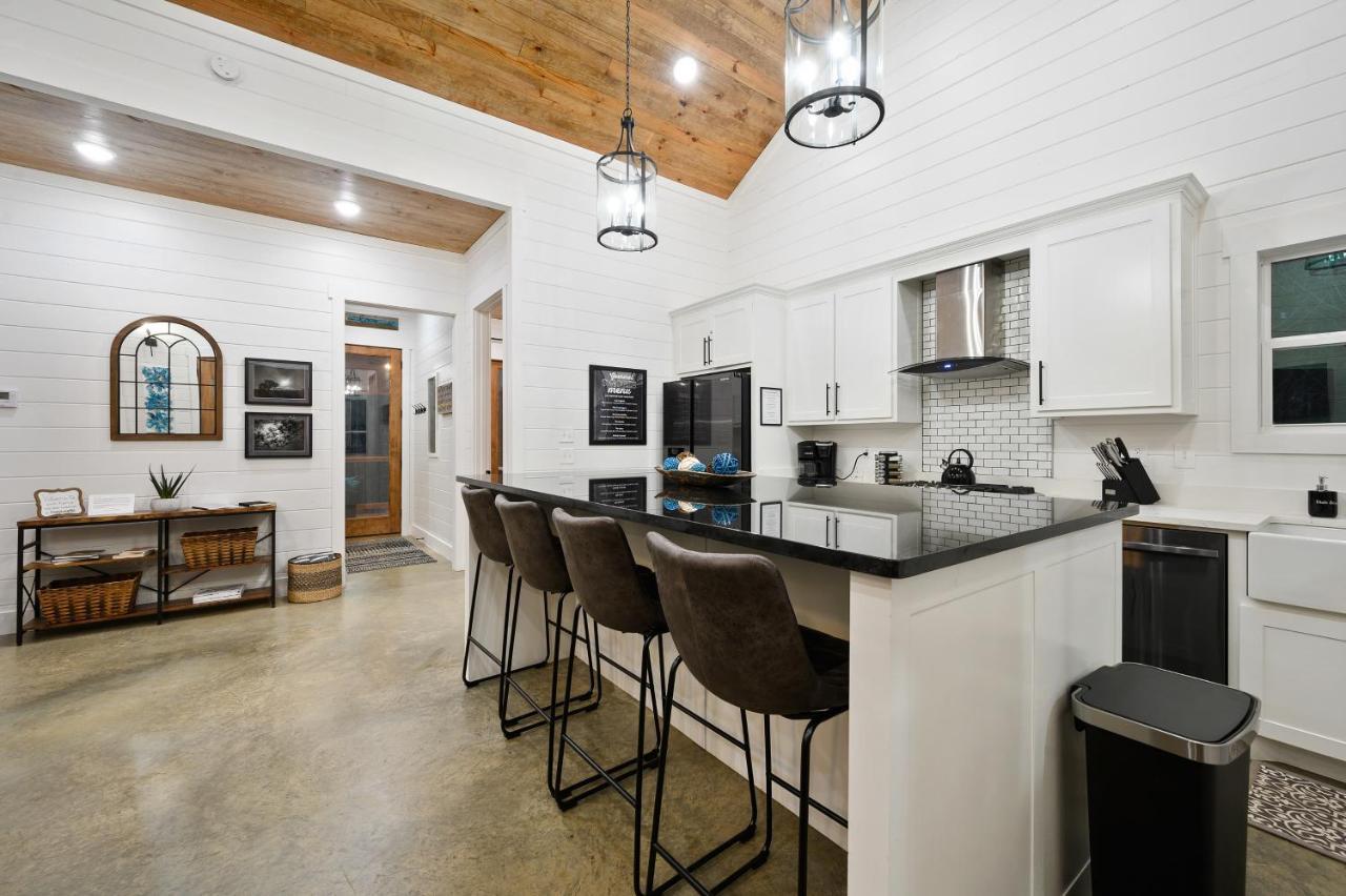 Bella Luna Cabin - Cozy Farmhouse Cabin, Private Deck, Swing Set, Fire Pit, Hot Tub Villa Broken Bow Exterior foto